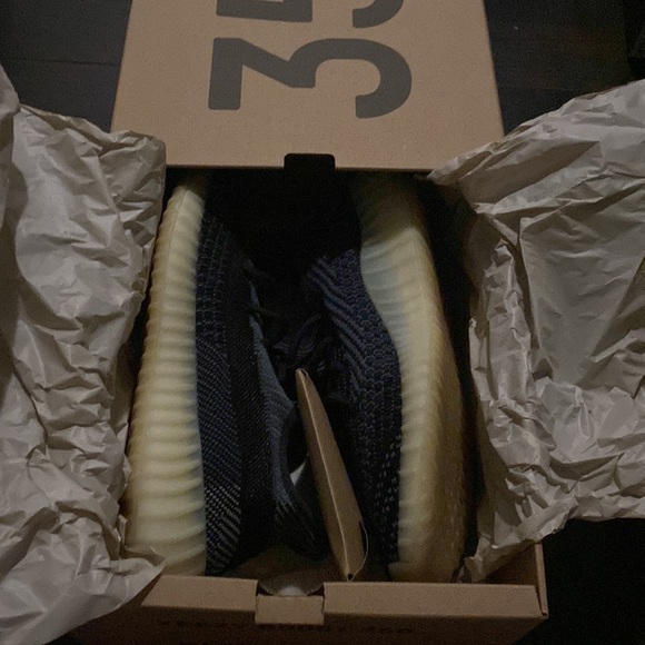 Authentic- Yeezy 350 Carbon size 8 - Picture 5 of 5